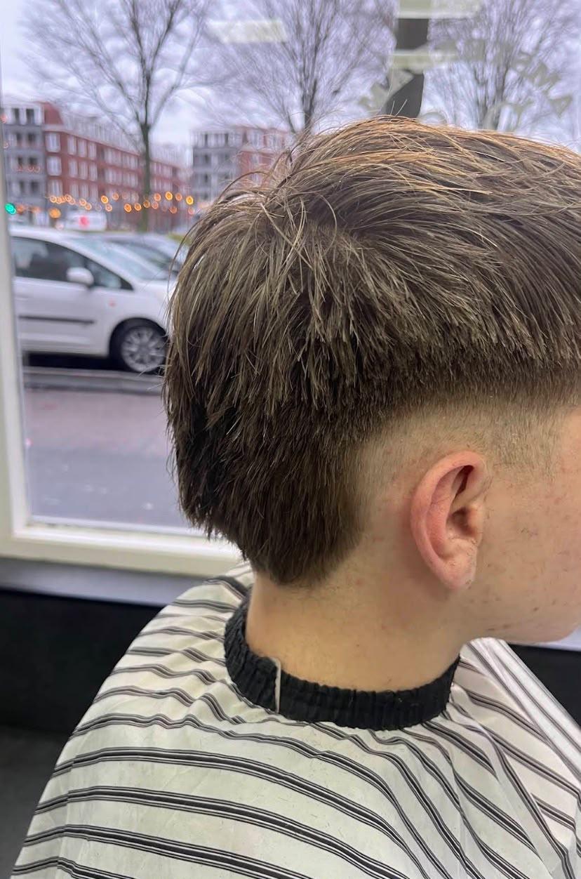 Getextureerde coupe met korte zijkanten, afgewerkt in de salon